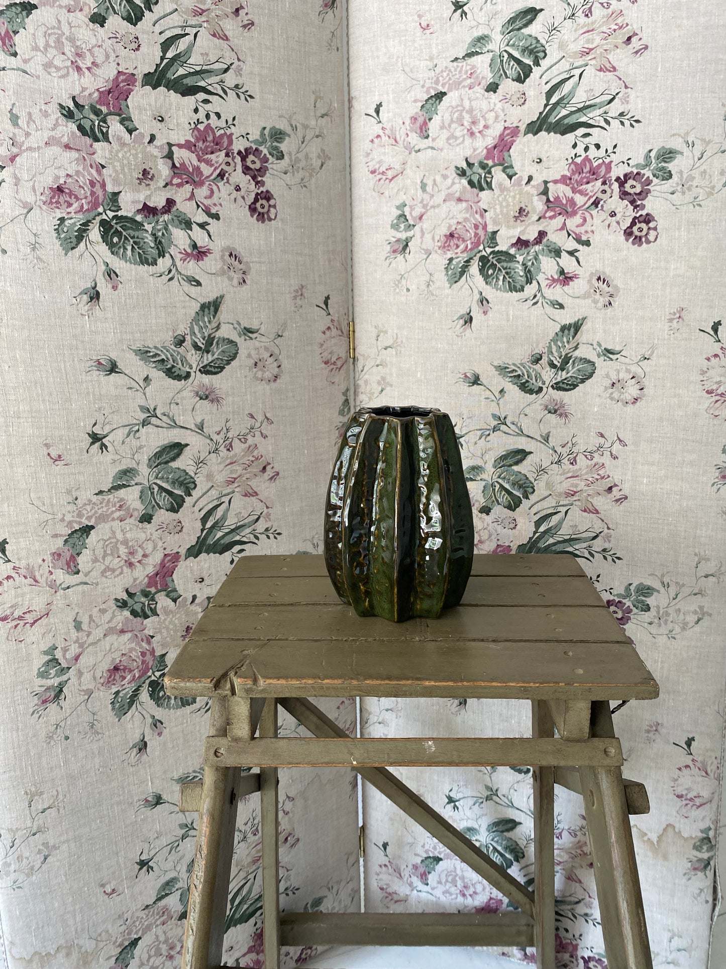 Large Textured Moss Ceramic - including a posy of flowers
